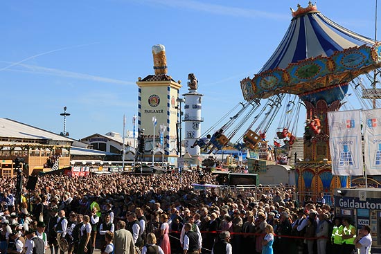 voll wie immer war es auf der Theresienwiese beim Standkonzert der Oktoberfestkapellen (©Foto. Martin Schmitz)